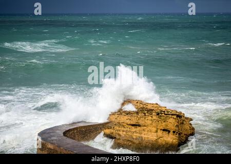 Gamaritz Damm Felsen und Meer während eines Sturms. Stadt Biarritz, Frankreich Stockfoto