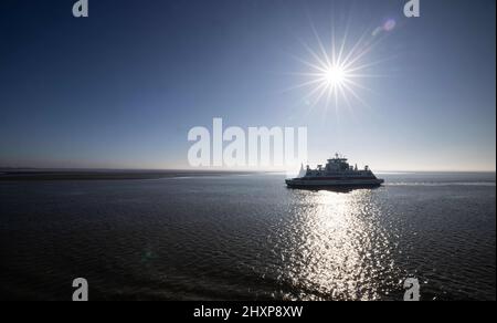 03. März 2022, Schleswig-Holstein, Dagebüll: Die Fähre Uthlande der Wyker Dampfschiffs-Reederei (WDR) auf dem Weg von Föhr zum Hafen von Dagebüll. Foto: Christian Charisius/dpa Stockfoto