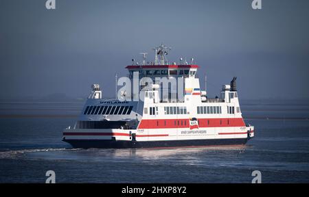 03. März 2022, Schleswig-Holstein, Dagebüll: Die Fähre Uthlande der Wyker Dampfschiffs-Reederei (WDR) auf dem Weg von Föhr zum Hafen von Dagebüll. Foto: Christian Charisius/dpa Stockfoto