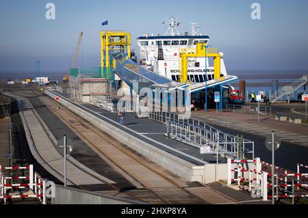 03. März 2022, Schleswig-Holstein, Dagebüll: Die Fähre Schleswig-Holstein der Wyker Dampfschiffs-Reederei (WDR) liegt an der Anlegestelle im Hafen von Dagebüll. Foto: Christian Charisius/dpa Stockfoto