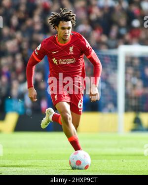 Trent Alexander-Arnold von Liverpool während des Premier League-Spiels zwischen Brighton und Hove Albion und Liverpool im American Express Stadium , Brighton , Großbritannien - 12.. März 2022 nur für redaktionelle Verwendung. Keine Verkaufsförderung. Für Football-Bilder gelten Einschränkungen für FA und Premier League. Keine Nutzung des Internets/Handys ohne FAPL-Lizenz - für Details wenden Sie sich an Football Dataco Stockfoto