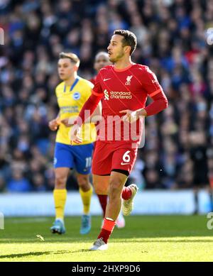 Thiago Alcantara aus Liverpool während des Premier League-Spiels zwischen Brighton und Hove Albion und Liverpool im American Express Stadium in Brighton, Großbritannien - 12.. März 2022 - nur für redaktionelle Verwendung. Keine Verkaufsförderung. Für Football-Bilder gelten Einschränkungen für FA und Premier League. Keine Nutzung des Internets/Handys ohne FAPL-Lizenz - für Details wenden Sie sich an Football Dataco Stockfoto