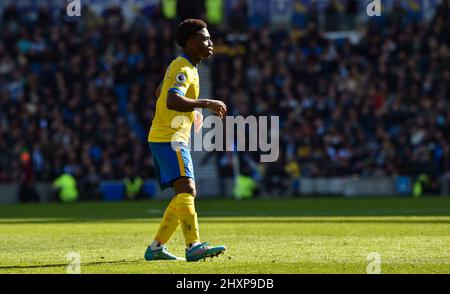 Tariq Lamptey aus Brighton während des Premier League-Spiels zwischen Brighton und Hove Albion und Liverpool, bei dem brighton in den Farben der Ukraine im American Express Stadium, Brighton, Großbritannien, spielte - 12.. März 2022 nur für den redaktionellen Gebrauch. Keine Verkaufsförderung. Für Football-Bilder gelten Einschränkungen für FA und Premier League. Keine Nutzung des Internets/Handys ohne FAPL-Lizenz - für Details wenden Sie sich an Football Dataco Stockfoto