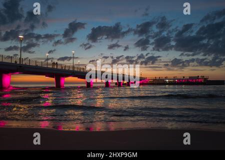 Seebrücke in Kolberg am Abend, Molo w Kolbergu, Pier in Kolberg Stockfoto