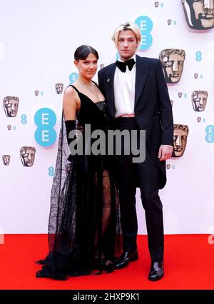 Millie Bobby Brown und Jake Bongiovi nehmen an den British Academy Film Awards 75. in der Royal Albert Hall in London Teil. Bilddatum: Sonntag, 13. März 2022. Stockfoto