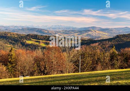 Herrlicher Blick auf die Beskiden und die Tatra vom Cieslar-Hügel im Herbst Beskid Slaski-Gebirge an der polnisch-tschechischen Grenze Stockfoto