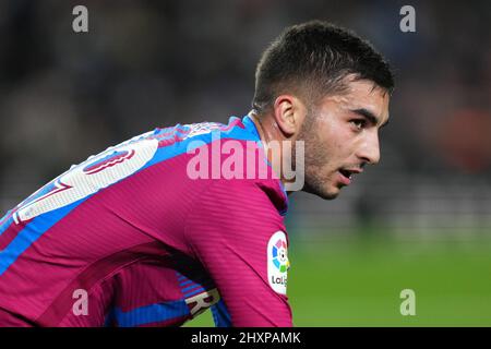 Barcelona, Spanien. 13. März 2022. Barcelona, Spanien. Am 13. März 2022 spielte Ferran Torres vom FC Barcelona während des La Liga-Spiels zwischen dem FC Barcelona und CA Osasuna am 13. März 2022 im Camp Nou Stadium in Barcelona, Spanien. (Foto von Sergio Ruiz/PRESSINPHOTO) Quelle: PRESSINPHOTO SPORTS AGENCY/Alamy Live News Stockfoto