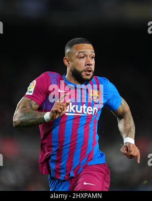 Barcelona, Spanien. 13. März 2022. Barcelona, Spanien. Am 13. März 2022 spielte Memphis Depay vom FC Barcelona während des La Liga-Spiels zwischen dem FC Barcelona und CA Osasuna am 13. März 2022 im Camp Nou Stadium in Barcelona, Spanien. (Foto von Sergio Ruiz/PRESSINPHOTO) Quelle: PRESSINPHOTO SPORTS AGENCY/Alamy Live News Stockfoto