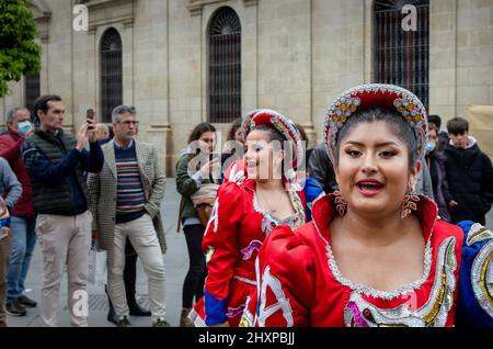 Sevilla, Spanien; 12. März 2022: Caporales-Tänzer während des bolivianischen Karnevals in den Straßen der Stadt. Stockfoto