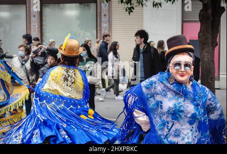 Sevilla, Spanien; 12. März 2022: Tänzer während des bolivianischen Karnevals in den Straßen der Stadt. Stockfoto