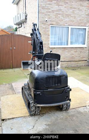 Ein kleiner Gartengräber parkte bereit zur Nutzung. Stockfoto