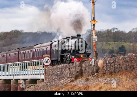 Restaurierte Dampfmaschine Leander, die mit dem Cumbrian Coast Express das Arnside Viadukt über den Fluss Kent überquert. Stockfoto