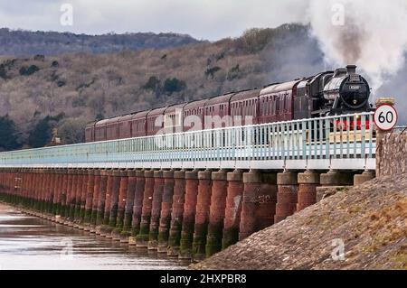 Restaurierte Dampfmaschine Leander, die mit dem Cumbrian Coast Express das Arnside Viadukt über den Fluss Kent überquert. Stockfoto