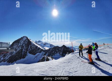 14. März 2022, Neustift im Stubaital, Tirol, Österreich: Blick auf die Skipisten am Stubaier Gletscher in Tirol, Österreich. Trotz der Abschaffung aller Maßnahmen zur Bekämpfung der Pandemie bleiben die Menschenmengen leicht. (Bild: © Sachelle Babbar/ZUMA Press Wire) Stockfoto