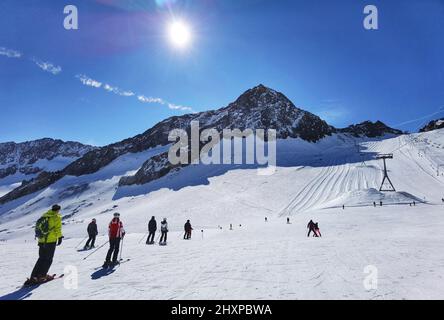 14. März 2022, Neustift im Stubaital, Tirol, Österreich: Blick auf die Skipisten am Stubaier Gletscher in Tirol, Österreich. Trotz der Abschaffung aller Maßnahmen zur Bekämpfung der Pandemie bleiben die Menschenmengen leicht. (Bild: © Sachelle Babbar/ZUMA Press Wire) Stockfoto