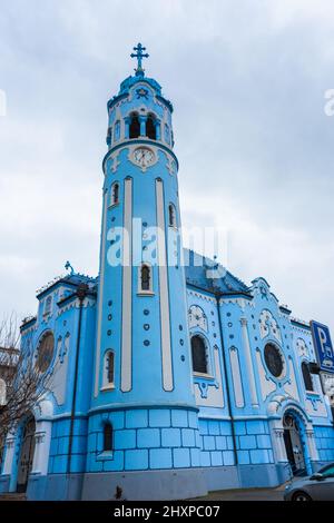 BRATISLAVA, SLOWAKEI, 21. FEBRUAR 2022: Romantische blaue Kirche in Bratislava. Die Südseite der Art-déco-Kirche St. Elisabeth (Blau) in Bratislava, Stockfoto