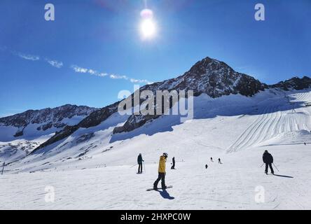 14. März 2022, Neustift im Stubaital, Tirol, Österreich: Blick auf die Skipisten am Stubaier Gletscher in Tirol, Österreich. Trotz der Abschaffung aller Maßnahmen zur Bekämpfung der Pandemie bleiben die Menschenmengen leicht. (Bild: © Sachelle Babbar/ZUMA Press Wire) Stockfoto