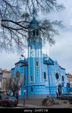BRATISLAVA, SLOWAKEI, 21. FEBRUAR 2022: Romantische blaue Kirche in Bratislava. Die Südseite der Art-déco-Kirche St. Elisabeth (Blau) in Bratislava, Stockfoto