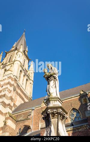 Statue von Maria, die Jesus vor der römisch-katholischen Kirche in Sittard, Niederlande hält Stockfoto