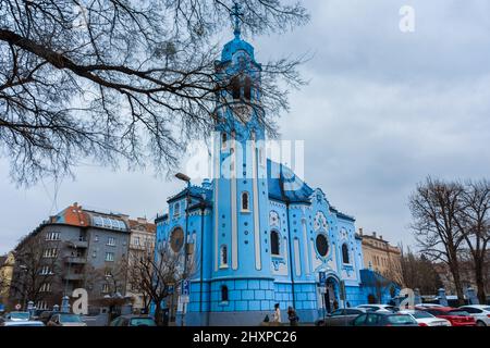 BRATISLAVA, SLOWAKEI, 21. FEBRUAR 2022: Romantische blaue Kirche in Bratislava. Die Südseite der Art-déco-Kirche St. Elisabeth (Blau) in Bratislava, Stockfoto