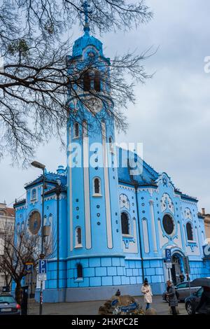 BRATISLAVA, SLOWAKEI, 21. FEBRUAR 2022: Romantische blaue Kirche in Bratislava. Die Südseite der Art-déco-Kirche St. Elisabeth (Blau) in Bratislava, Stockfoto