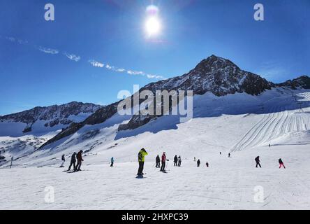 14. März 2022, Neustift im Stubaital, Tirol, Österreich: Blick auf die Skipisten am Stubaier Gletscher in Tirol, Österreich. Trotz der Abschaffung aller Maßnahmen zur Bekämpfung der Pandemie bleiben die Menschenmengen leicht. (Bild: © Sachelle Babbar/ZUMA Press Wire) Stockfoto