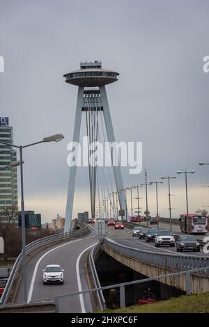 BRATISLAVA, SLOWAKEI, 21. FEBRUAR 2022: Die UFO-Brücke von Bratislava Stockfoto