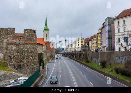 BRATISLAVA, SLOWAKEI, 21. FEBRUAR 2022: Autobahn von Bratislava neben der Kathedrale Stockfoto