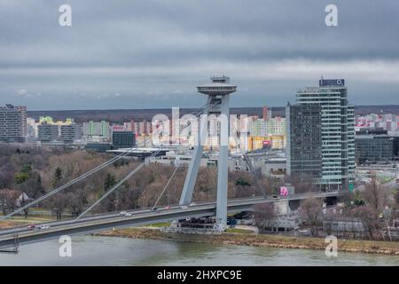 BRATISLAVA, SLOWAKEI, 21. FEBRUAR 2022: Die UFO-Brücke von Bratislava Stockfoto