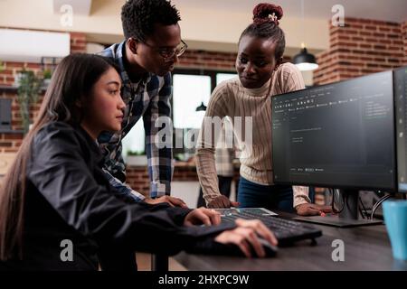 Diverse ethische Hacking-Gruppe, die das Datenbanksystem durch die Entwicklung eines fortschrittlichen Firewall-Mechanismus verteidigt. Mitarbeiter von Informatikunternehmen, die Mainframe-Verarbeitungsmethoden optimieren. Stockfoto