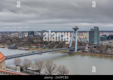 BRATISLAVA, SLOWAKEI, 21. FEBRUAR 2022: Die UFO-Brücke von Bratislava Stockfoto