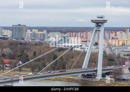 BRATISLAVA, SLOWAKEI, 21. FEBRUAR 2022: Die UFO-Brücke von Bratislava Stockfoto