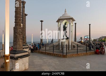 Pondicherry, Indien - 12. März 2022: Gandhi-Statue auf der Strandpromenade. Stockfoto
