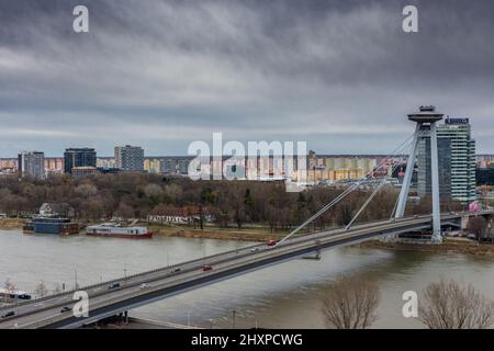 BRATISLAVA, SLOWAKEI, 21. FEBRUAR 2022: Die UFO-Brücke von Bratislava Stockfoto