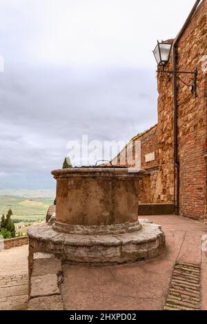 Städtischer mittelalterlicher Brunnen in der Stadt Pienza, Val d’Orcia, Italien Stockfoto