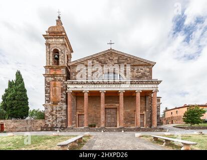 Mittelalterliche römisch-katholische Kathedrale des Heiligen Erlösers mit neoklassizistischer Fassade in Montalcino, Toskana, Italien Stockfoto