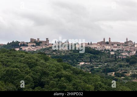 Klare Panoramasicht auf den Hügel der mittelalterlichen Stadt Montalcino mit der Rocca, der Festung und dem Dom, Toskana, Italien Stockfoto