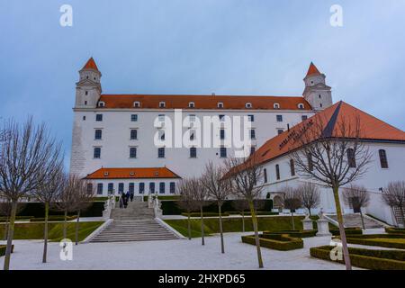 BRATISLAVA, SLOWAKEI, 21. FEBRUAR 2022: Innenhof und Burg von Bratislava Stockfoto