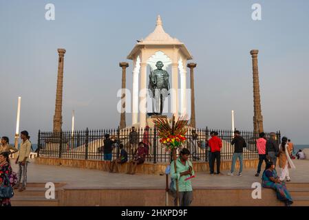 Pondicherry, Indien - 12. März 2022: Gandhi-Statue auf der Strandpromenade. Stockfoto