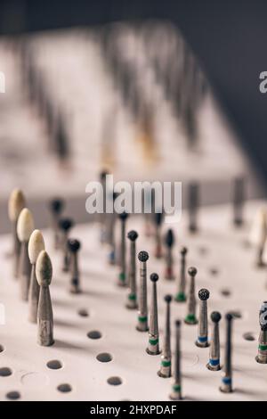 Set von Zahnbohrer-Ausrüstung. Zahnärztliche Hygienewerkzeuge für die zahnärztliche Arbeit Stockfoto