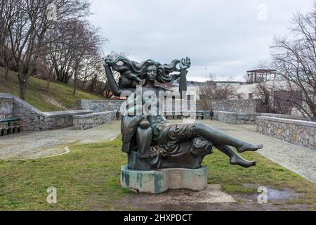 BRATISLAVA, SLOWAKEI, 21. FEBRUAR 2022: Statue der Hexe Stockfoto