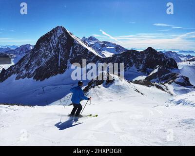 14. März 2022, Neustift im Stubaital, Tirol, Österreich: Blick auf die Skipisten am Stubaier Gletscher in Tirol, Österreich. Trotz der Abschaffung aller Maßnahmen zur Bekämpfung der Pandemie bleiben die Menschenmengen leicht. (Bild: © Sachelle Babbar/ZUMA Press Wire) Stockfoto