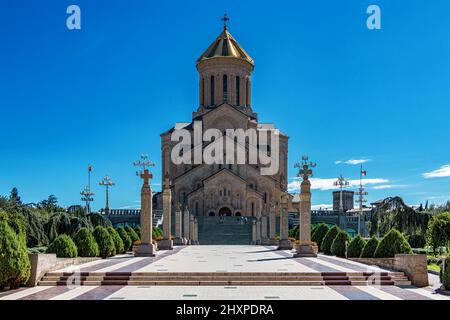 Die Kathedrale der Heiligen Dreifaltigkeit von Tiflis, allgemein bekannt als Sameba - Trinity, ist die Hauptkathedrale der georgischen orthodoxen Kirche in Tiflis, der Hauptstadt von Georgien. Stockfoto