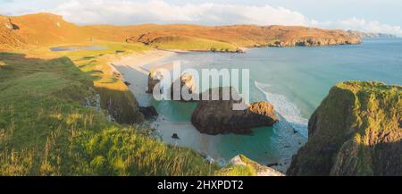 Panoramablick auf die dramatische Landschaft Seeseite über die Bucht am Garry Beach auf der Isle of Lewis und Harris in den Äußeren Hebriden von Schottland. Stockfoto