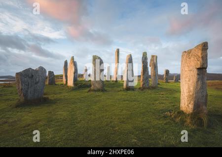 Die historische Stätte von Callanish Standing Stones, einem neolithischen Steinkreis auf der Isle of Lewis in den Äußeren Hebriden von Schottland bei Sonnenuntergang oder Sonnenaufgang. Stockfoto