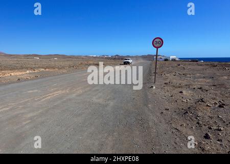 30 km/h Schild auf Feldbrüllen am Stadtrand von Costa Teguise, Lanzarote, Kanarische Inseln, Spanien. Stockfoto