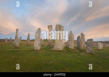 Die historische Stätte von Callanish Standing Stones, einem neolithischen Steinkreis auf der Isle of Lewis in den Äußeren Hebriden von Schottland bei Sonnenuntergang oder Sonnenaufgang. Stockfoto