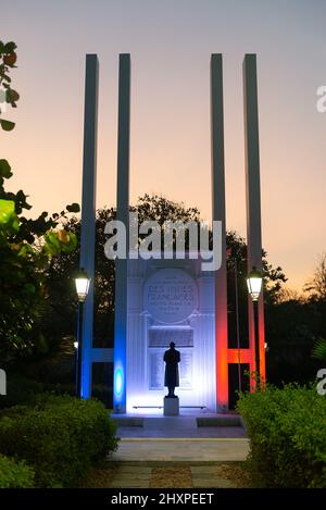 Pondicherry, Indien - 12. März 2022: Kriegsdenkmal für französische Soldaten auf der Promenade am Meer Stockfoto