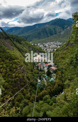 Schöne Aussicht auf die kleine georgische Bergstadt Borjomi, Blick von oben Stockfoto