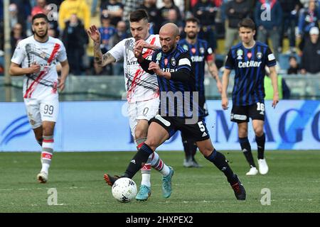 Arena Garibaldi, Pisa, Italien, 13. März 2022, Ahmad Benali (Pisa), behindert durch Gianluca Gaetano (Cremonese) während des AC Pisa vs. US Cremonese - Italienisch Stockfoto